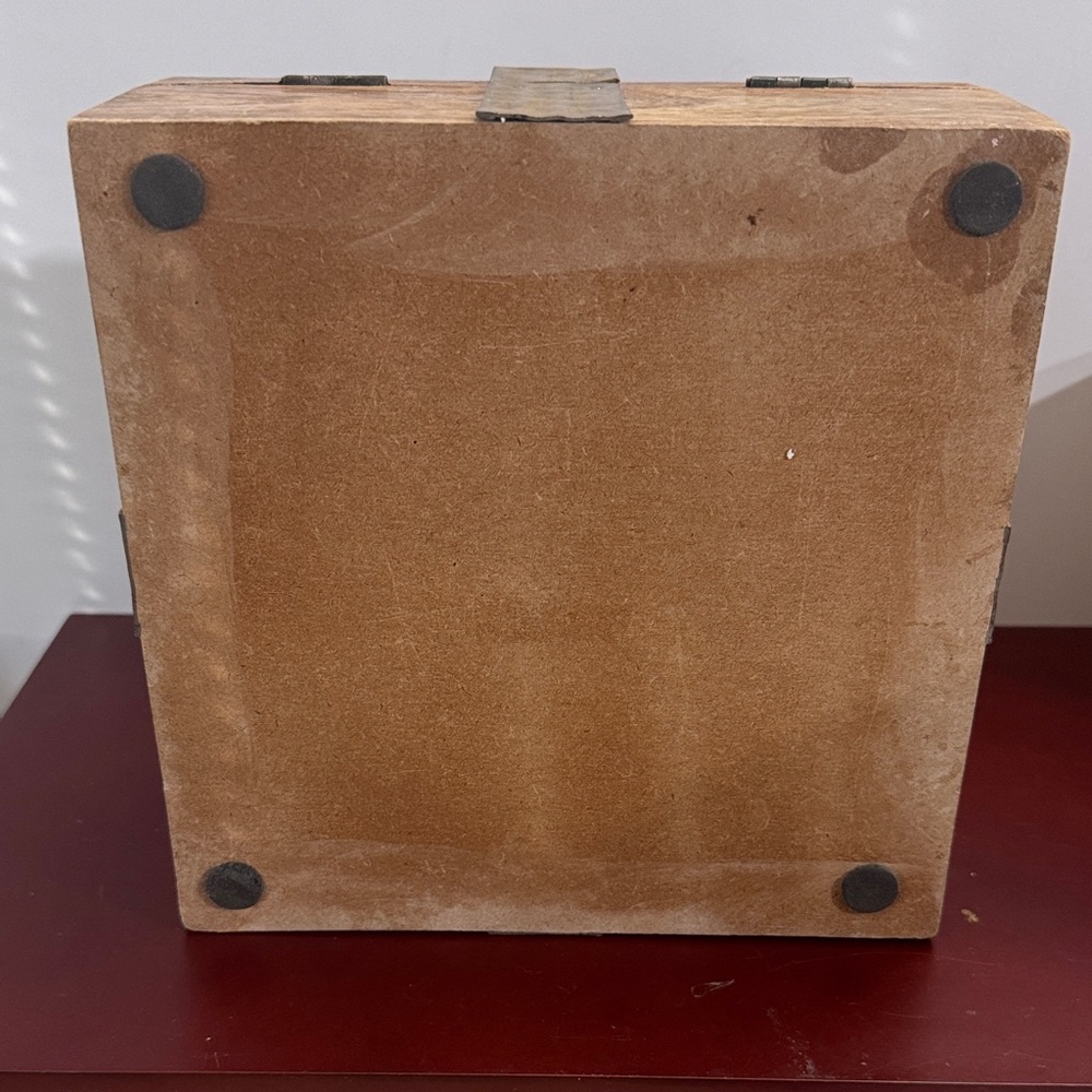 Vintage Wood decorative box with a hammered brass ribbon and bow - Picture 11 of 14
